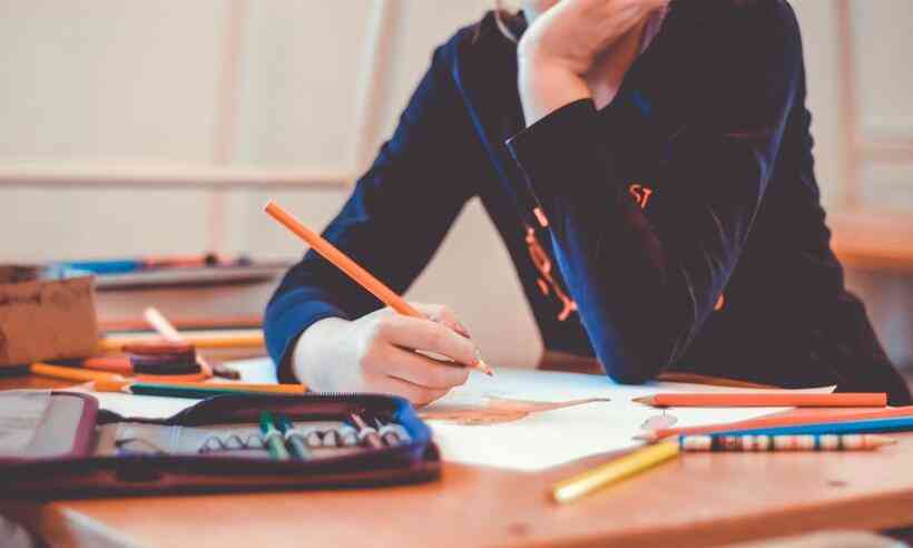 mulher-desenhando-com-lapis-coloridos_1_34430[1]